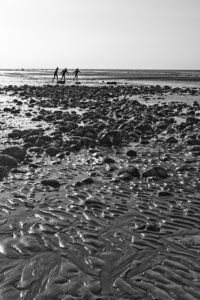 enfants jouant à marée basse