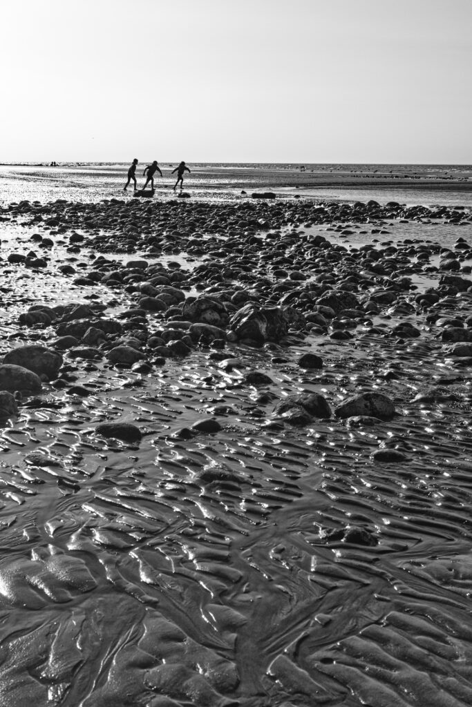 enfants jouant à marée basse